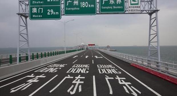 La Cina inaugura il ponte più lungo al mondo: 55 chilometri