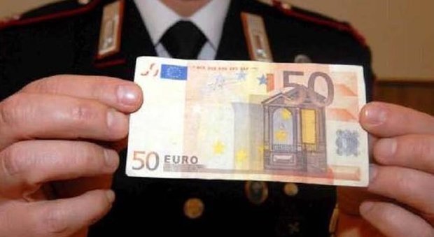 Acquisti con banconote false da 50 euro, presi in parafarmacia