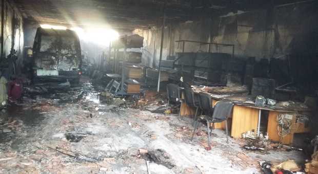 Incendio all'agenzia di pompe funebri: distrutti un carro e 40 bare
