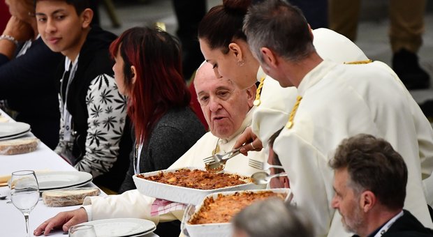 Papa Francesco fa servire a 1.500 poveri le lasagne halal per rispettare i musulmani