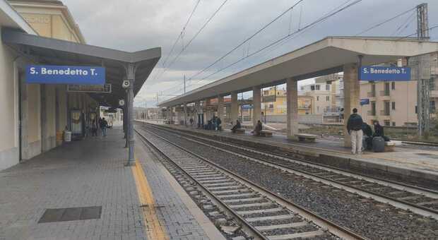 San Benedetto, ascensori e scivoli in stazione: Ferrovie e Comune trattano ma ci vorranno anni
