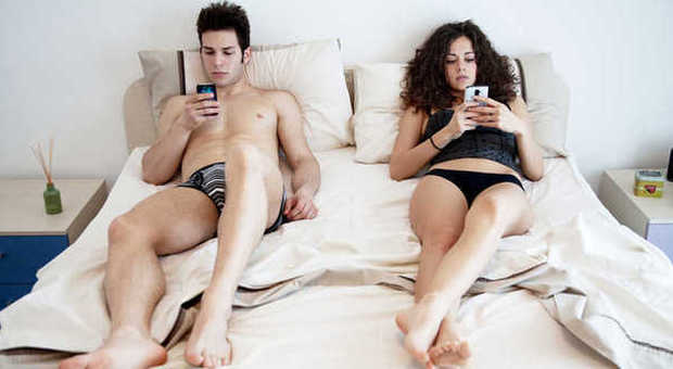 Sesso, internet fa crollare i rapporti: il 20% in meno a causa di smartphone e tablet