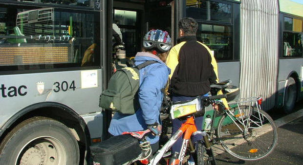 Roma, in bici su bus e tram, ora si può: ecco tutti gli orari e le linee