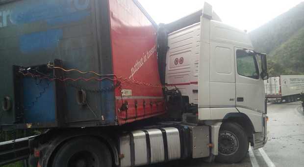 Terni, scontro fra due Tir sulla Somma Traffico bloccato e mezzi danneggiati