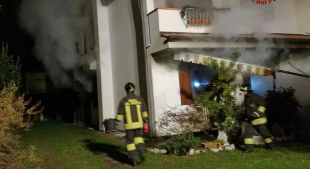 Violento incendio in un'abitazione: anziana tratta in salvo, casa inagibile