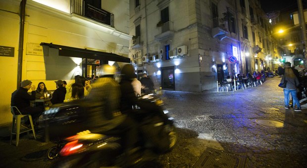 Napoli, ancora violenza ai baretti di Chiaia: due giovani aggrediti e accoltellati. «Siamo stati assaliti da una gang»