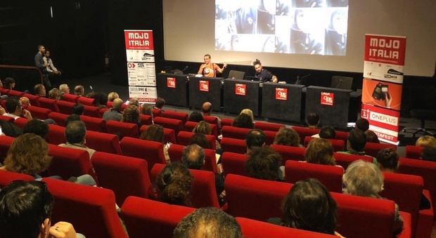 Nico Piro ed Enrico Farro nel seminario sul giornalismo mobile presso la Casa del Cinema di Roma
