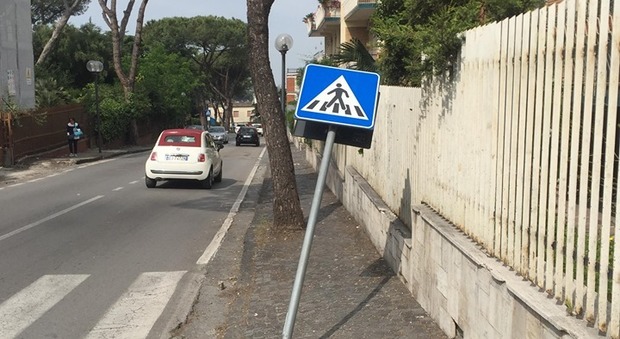 Il segnale dei pedoni a rischio crollo «Impossibile attraversare la strada»