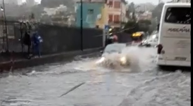 Bomba d’acqua e Napoli allagata: il ponte della Sanità si trasforma in piscina