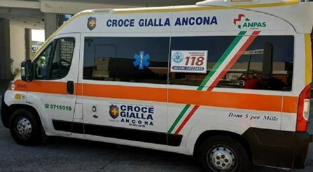 Affamati e infreddoliti davanti alla Questura di Ancona: il 118 li trova e li porta all'ospedale