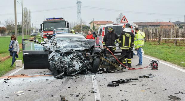 Incidenti stradali, a Pordenone nella maggior parte dei casi è colpa di droga e alcol. Ecco le giornate e le fasce orarie a rischio