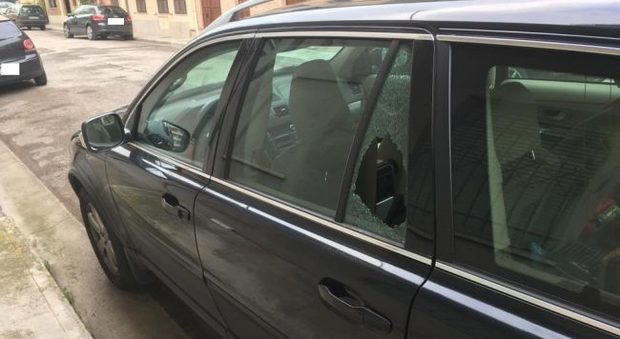 La foto dell'auto danneggiata postata su Fb