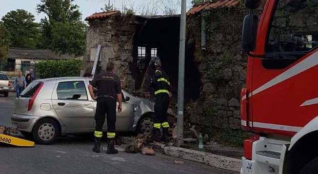 Roma, per evitare un'auto si schianta contro un muro