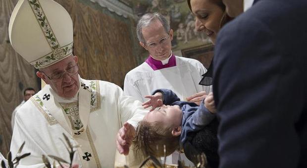 Papa Francesco ai genitori: «Insegnate l'abc della fede ai figli con il dialetto del cuore»