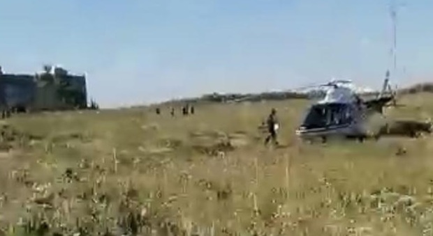 Carabinieri a caccia di droga: quartiere al setaccio con l'ausilio di un elicottero