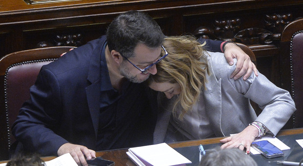 Meloni-Salvini, l'abbraccio tra Giorgia e Matteo (che dopo 10 minuti se ne va). E dai banchi parte il coro: «Bacio, bacio»