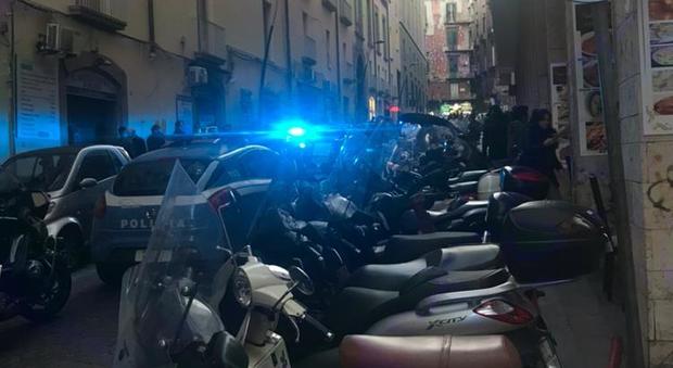 Napoli, rapina vicino al Comune: armi contro i clienti criminali in fuga