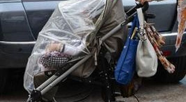 Roma, bambino in carrozzina abbandonato in strada vicino Termini: «Si cerca donna incappucciata»
