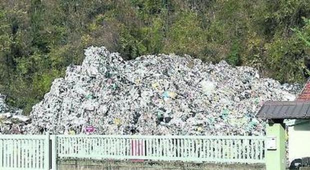 Il sito di Fonzaso della Sap dove sono ammassate 3mila tonnellate di rifiuti.