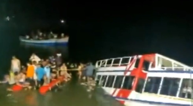 Barca turistica si ribalta, a bordo c'erano bambini in gita. È strage: almeno 21 morti