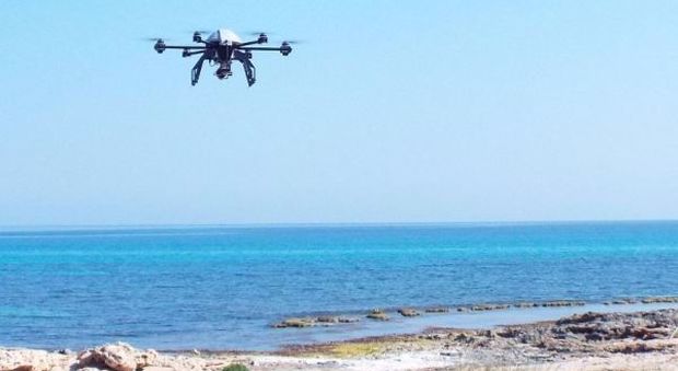 Un drone sorvolando una spiaggia