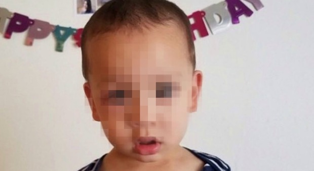 Bimbo di due anni trovato morto nell'auto del vicino: era scomparso da un giorno