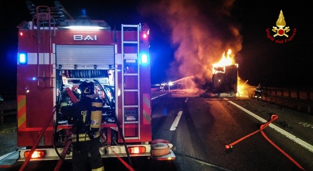 Autoarticolato distrutto dalle fiamme: autostrada bloccata per ore