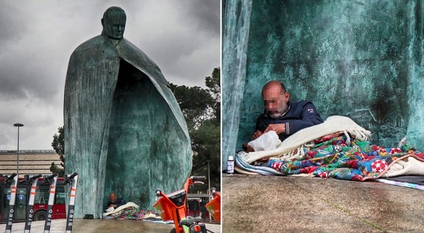 Termini, la statua di Giovanni Paolo II torna ad essere un rifugio per clochard