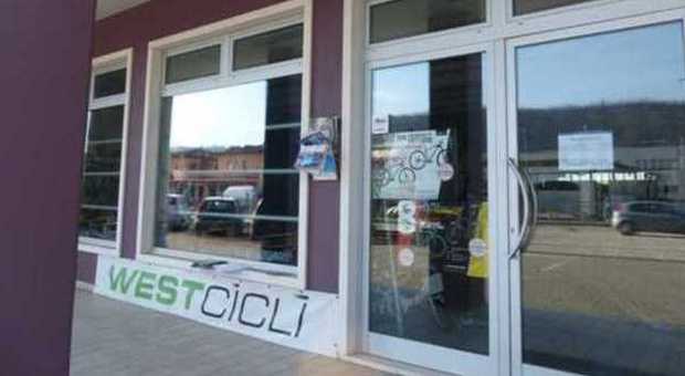 Il negozio di biciclette di Trissino saccheggiato nella notte