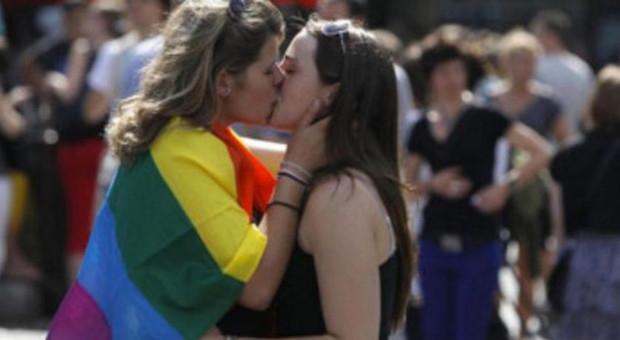 Lecce, due ragazze si baciano nel parco dei bimbi: la polizia le caccia via