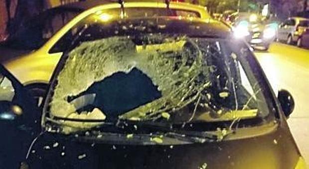 Roma, meteorite di ghiaccio sfonda un'auto, indaga la Procura: «É caduto da un aereo»