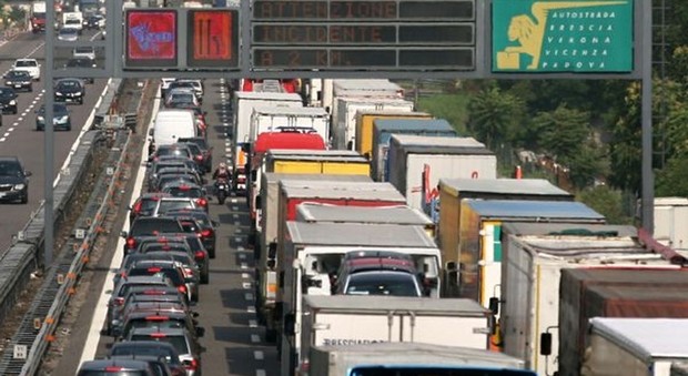 Incidente in A4, Tir perde il carico: traffico a rilento, caos e disagi