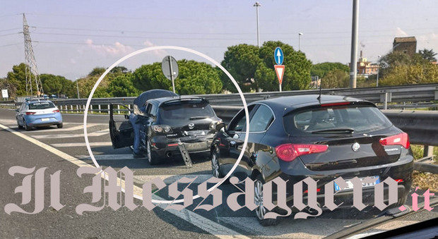 Roma, panico sul Gra, ladri fuggono dalla polizia e speronano auto: tre arresti (foto Francesco Toiati)