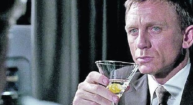 «Mi chiamo Bond, amo bere. Troppo», lo studio rivela: 109 cocktail in 24 film