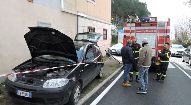 Roma, accende una sigaretta in auto e viene avvolta dalle fiamme: giovane gravissima