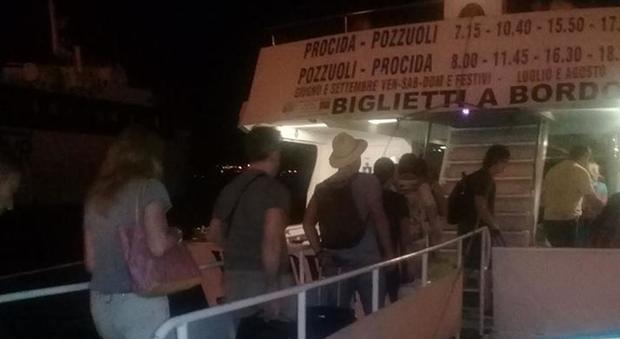 Turisti russi imbarcano per Ischia a tarda notte