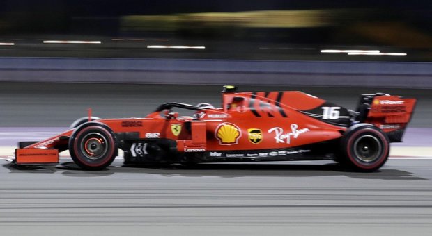 Gp Bahrain, il motore di Leclerc si ferma sul più bello: vince Hamilton davanti a Bottas, terzo il ferrarista