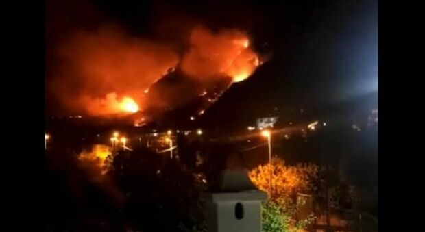 Ischia, spaventoso incendio sul Monte Epomeo domato dopo ore