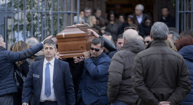 Funerali Materazzo, famiglia divisa Luca resta accanto alle sorelle