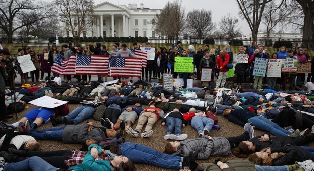 Strage in Florida, studenti protestano contro armi davanti alla Casa Bianca