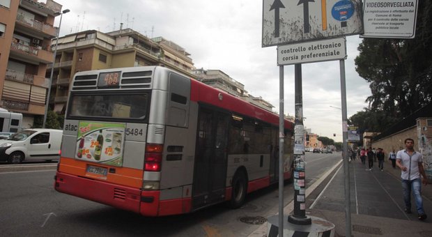 Roma, piano sui bus lumaca: preferenziali protette da varchi