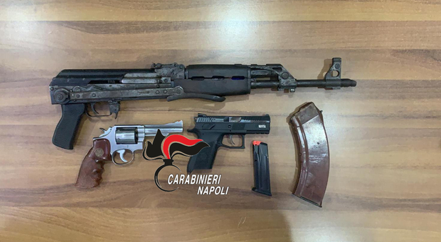 Afragola, l'arsenale del rione Salicelle in un deposito: c'è un Kalashnikov