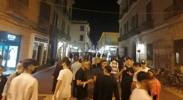 Movida a Caserta, passa la linea dura: il sindaco bandisce l'alcol dalle strade