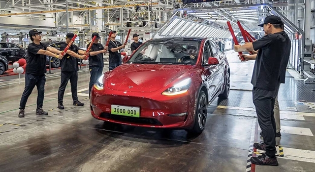 https://statics.cedscdn.it/photos/MED/87/63/8578763_07103744_tesla_cina_1_2.jpg