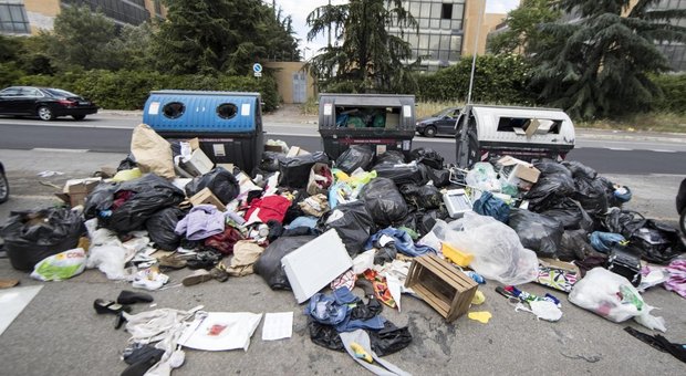 Furbetti dei rifiuti, vigili in incognito: raffica di multe per chi abbandona ingombranti o non fa la differenziata