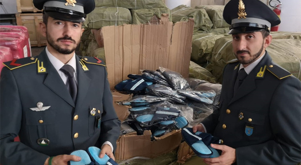 La grande truffa delle pantofole del Napoli: 15.000 paia made in Cina sequestrati a Trieste