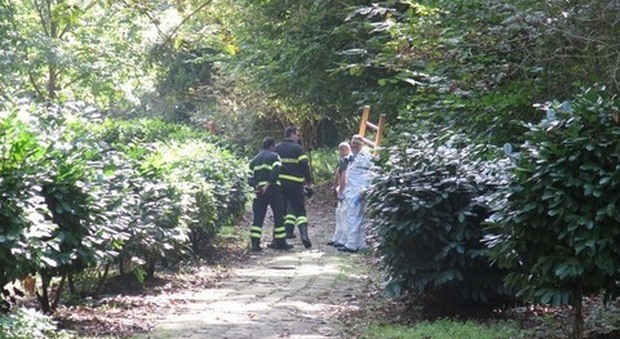 Choc nel parco: cadavere di un uomo trovato impiccato e con mani legate