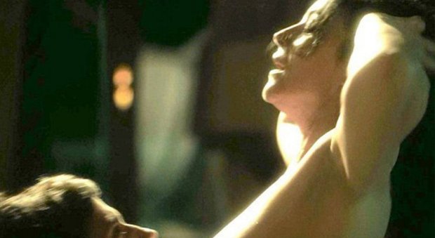 Monica Bellucci, topless e scena hot a 52 anni in tv -Guarda