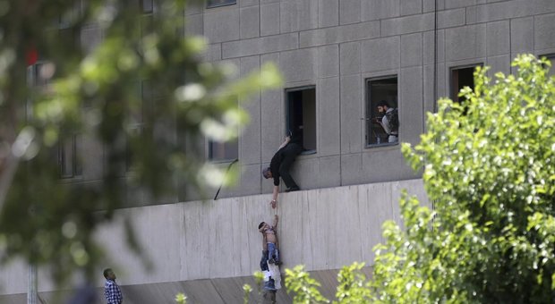 L'Iran sotto attacco dell'Isis: a Teheran almeno dodici morti e trenta feriti