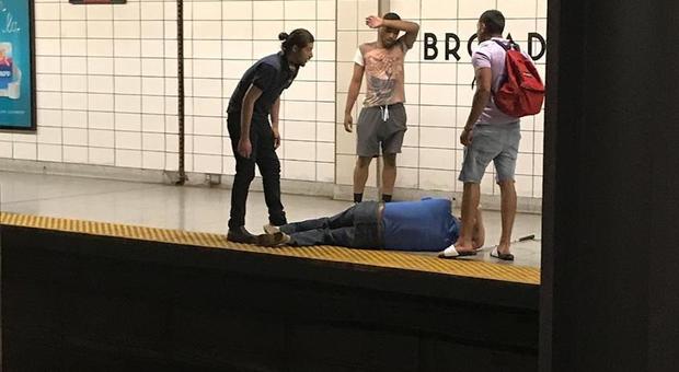 Cieco cade sui binari della metro, salvato da tre altri passeggeri: «Siete veri eroi»